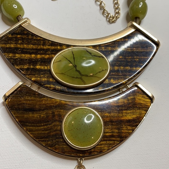 Chico’s massive jade color statement necklace - Picture 4 of 12